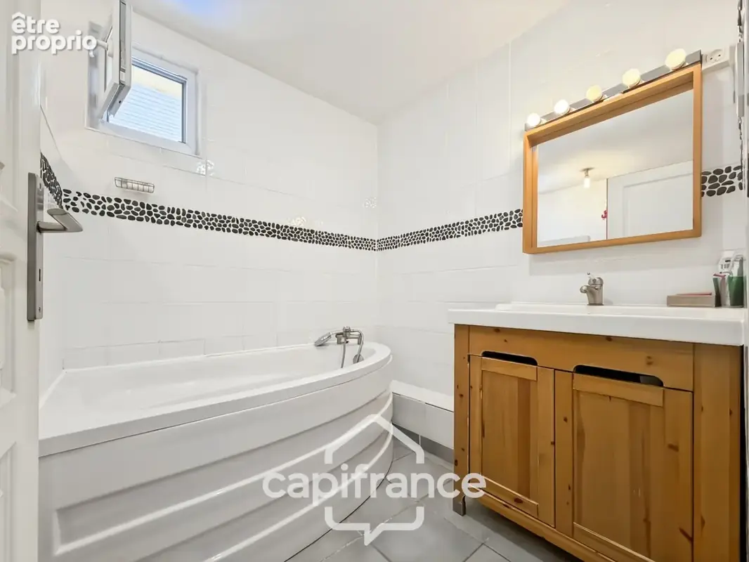 Chanas – Une maison familiale au cœur d'un environnement naturel privilégié composée de 6 pièces - photo 15