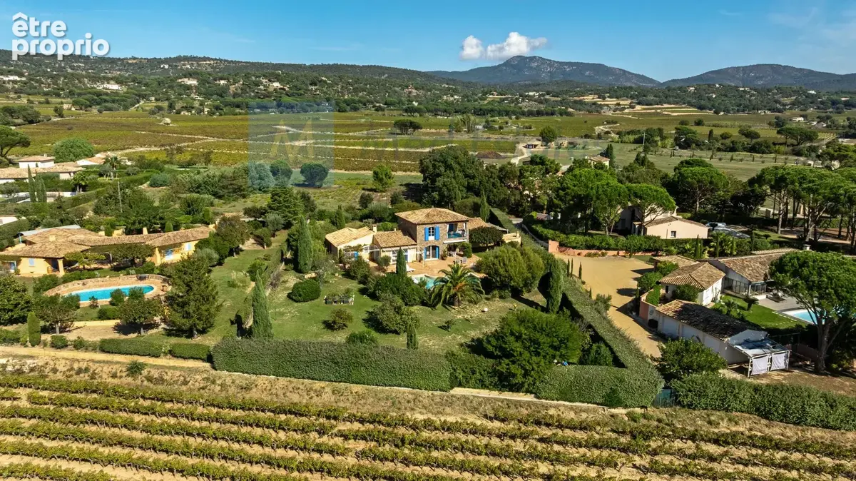 Splendide propriété provençale avec vue panoramique sur le Massif des Maures, sur un terrain plat de 3 000 m² - photo 6