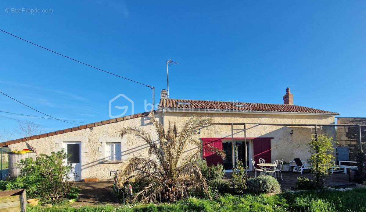 Maison à SAINT-GENEST-D'AMBIERE
