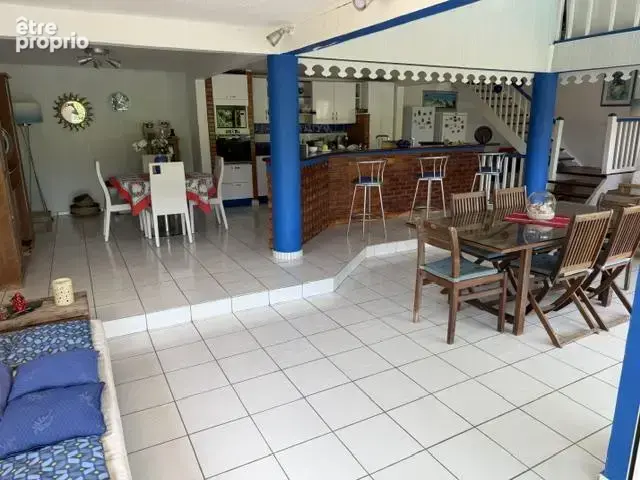 Villa 310 m² divisée en deux appartements Piscine et vue dégagée — Terrain de 1 076 m² - photo 6