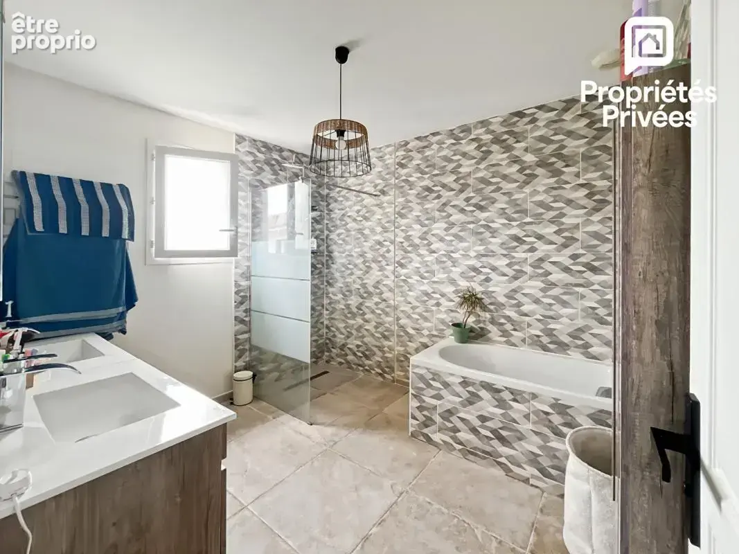 PAREMPUYRE - Maison familiale avec piscine, 3 chambres et 60 m² de pièce de vie - photo 16