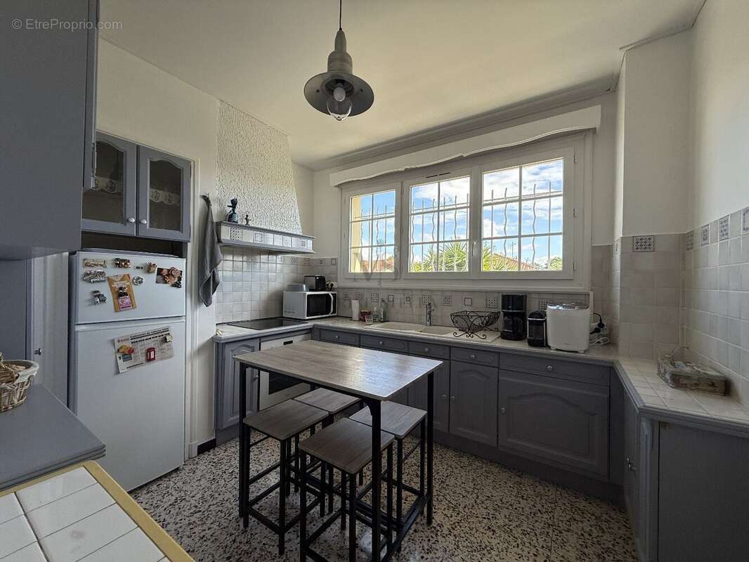 Maison en trois faces sur deux niveaux avec Garage. - photo 12