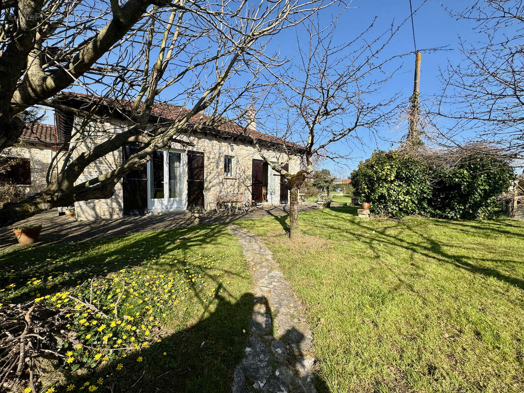 Maison à PUJOLS