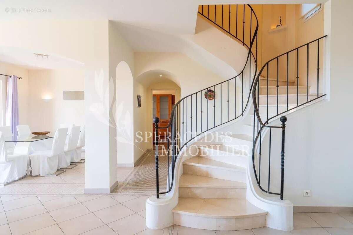 Maison à TOURRETTES-SUR-LOUP