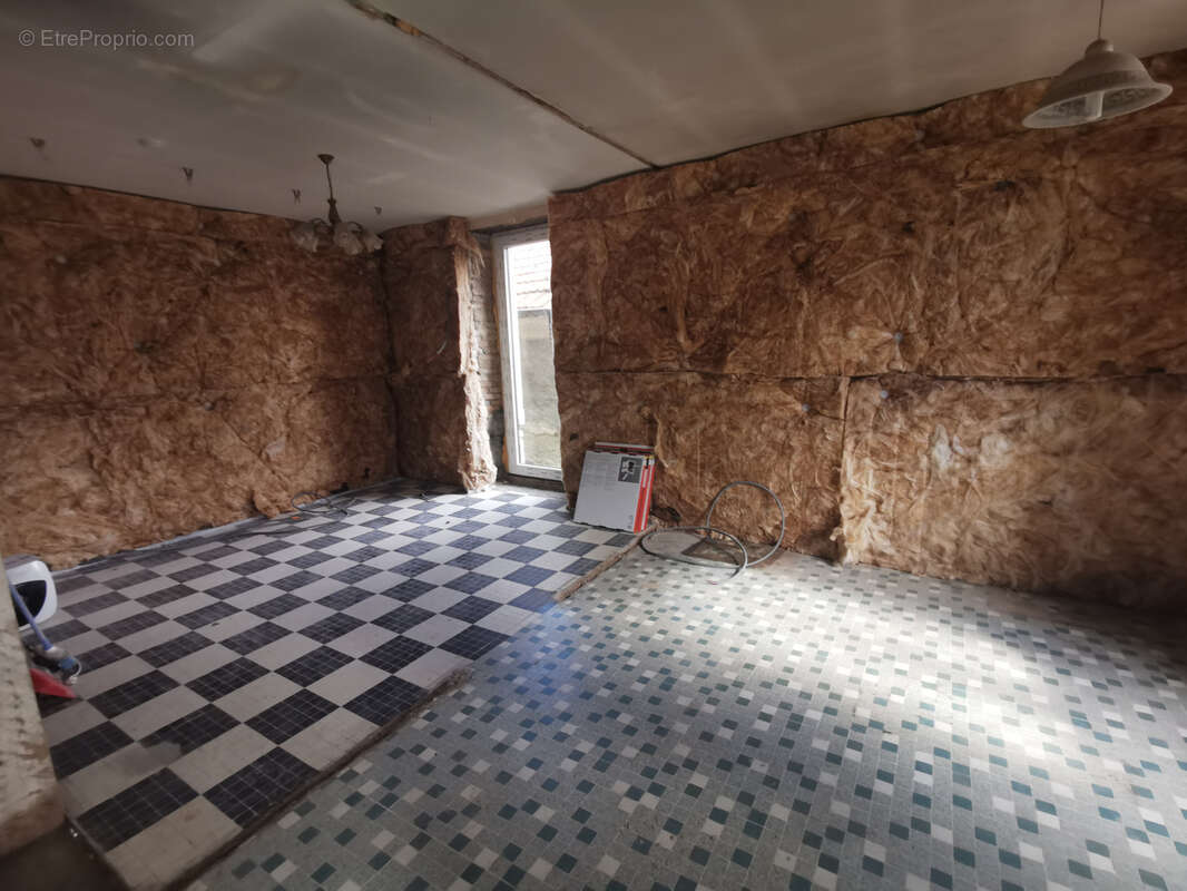 Maison à SAINT-CLEMENT-DE-REGNAT