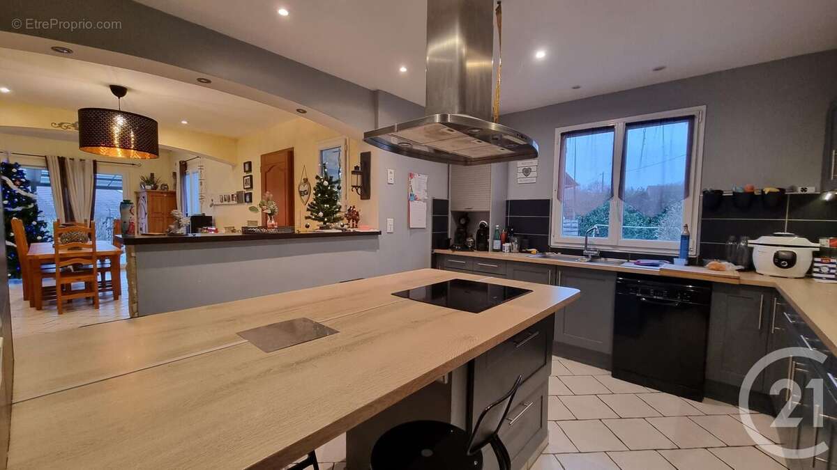 Maison à NEUILLY-LE-REAL