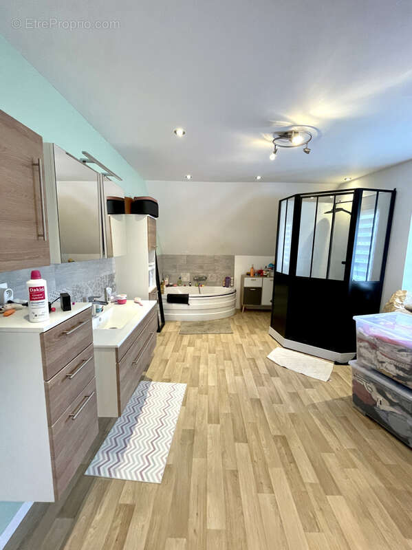 Maison avec beaux volumes - 3 chambres - garage et jardin - photo 15