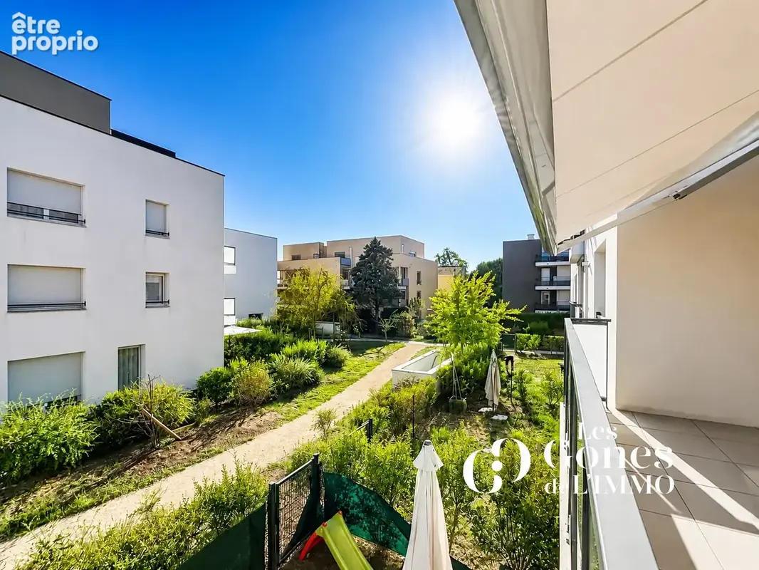 À pied du centre de Craponne   Superbe T4 récent avec balcon dans résidence sécurisée, possibilité garage doub - photo 8