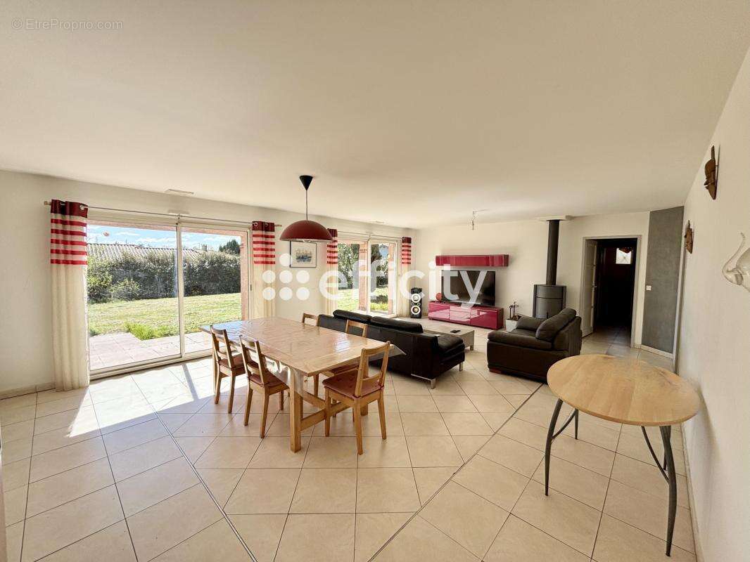 Maison 137 m² à Villaries  - photo 2