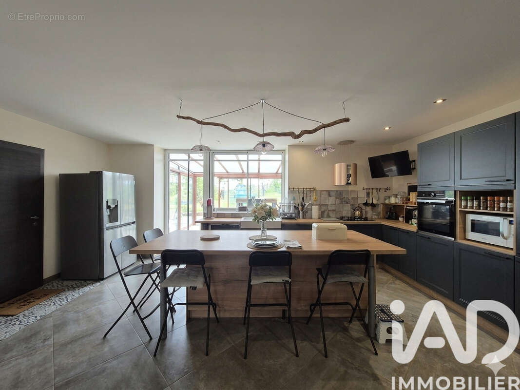 Maison 271 m² à Vernet-La-Varenne  - photo 4
