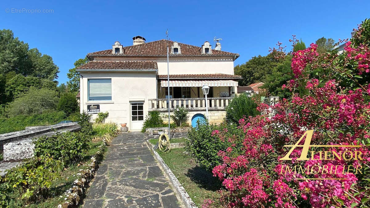 Maison de village en pierre avec belle vue, jardin et garage - Bourdeilles 24310 - photo 18