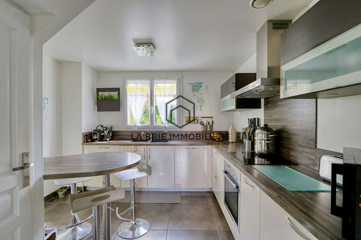 Maison à MANDRES-LES-ROSES