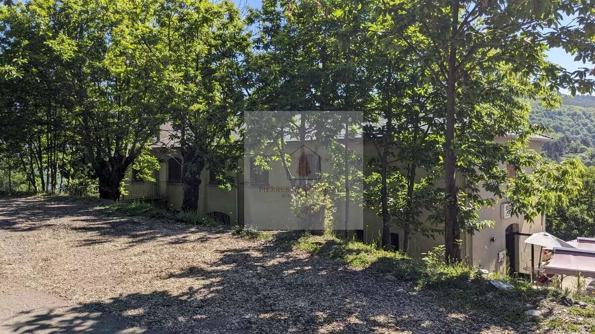 Maison à LE COLLET-DE-DEZE