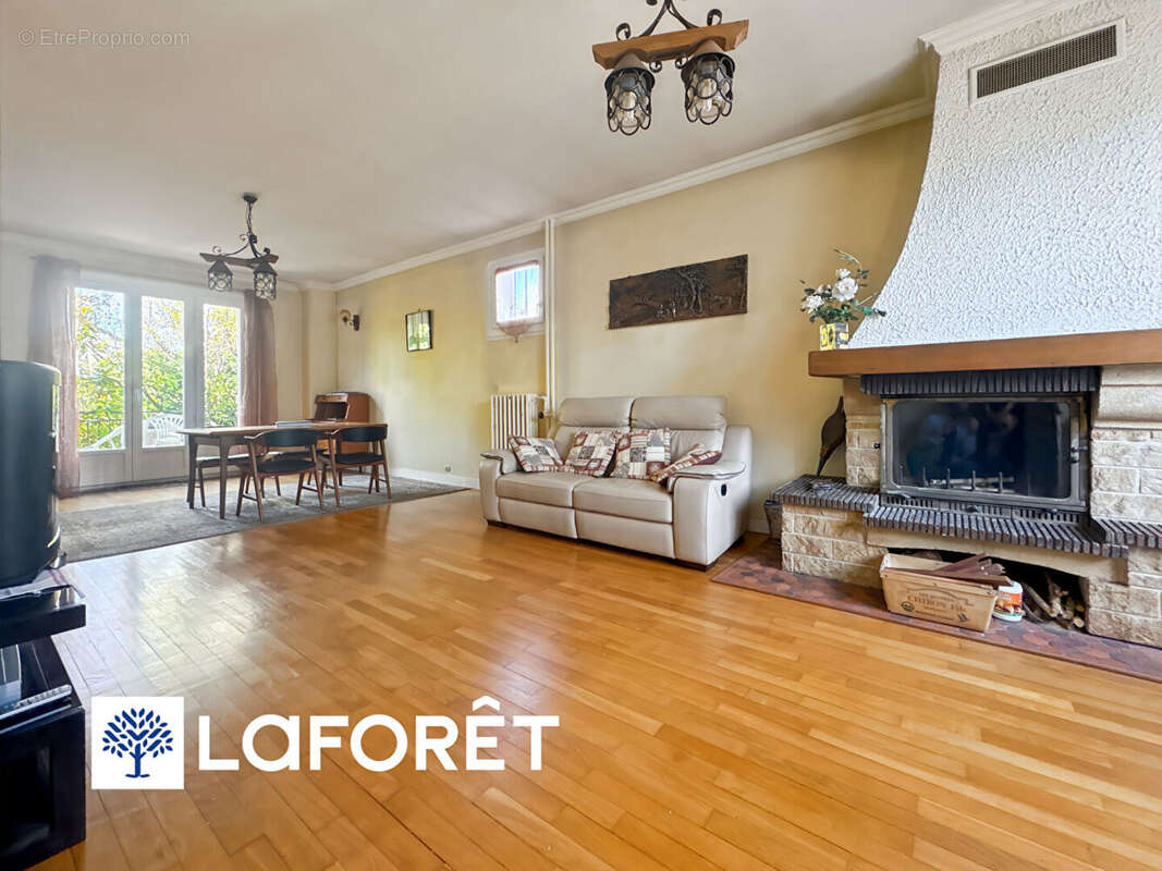 Maison à SAINTE-GENEVIEVE-DES-BOIS