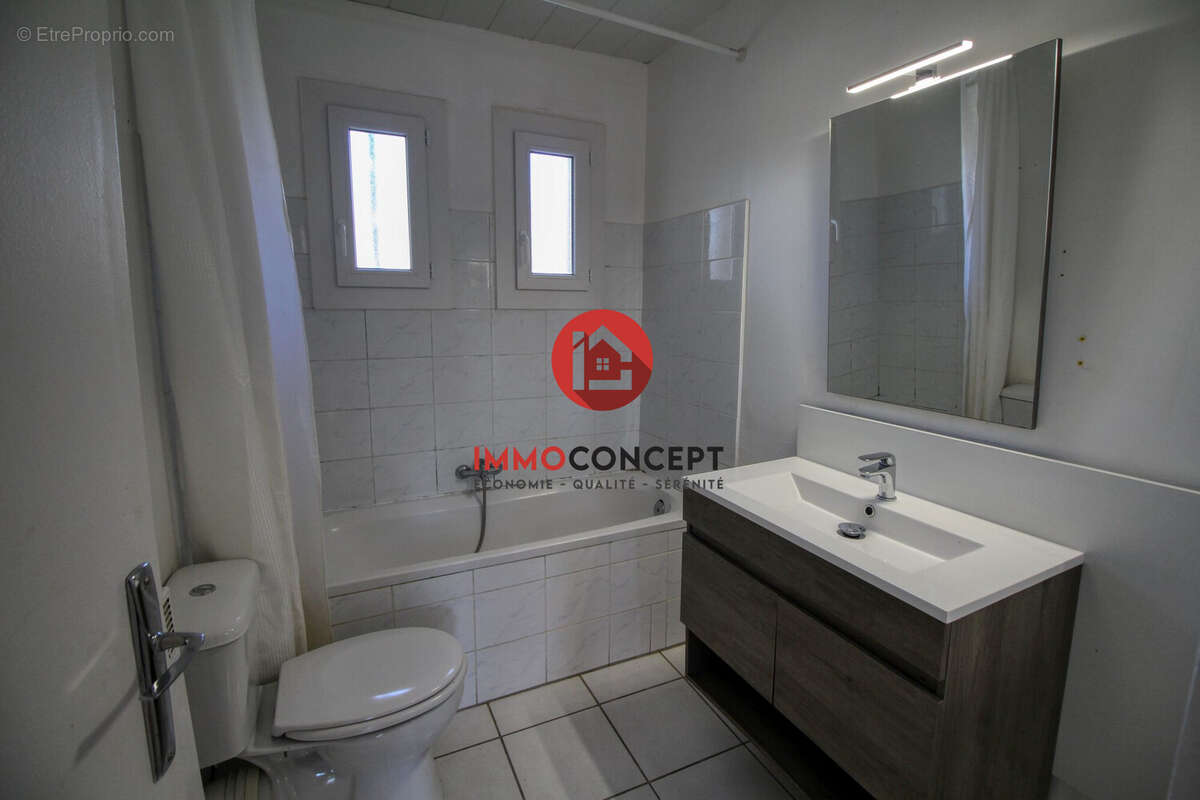 RdC: salle de bains - Maison à PUJAUT