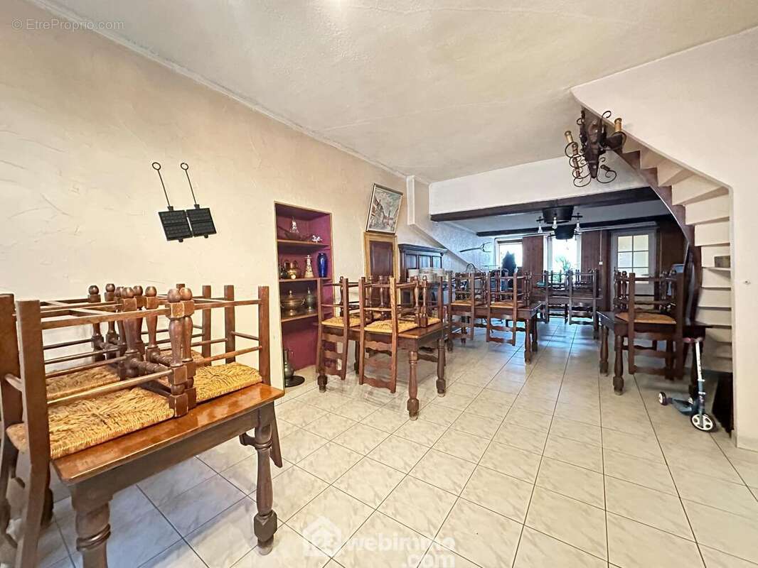 A ses cotés, l'espace restauration de 57 m² - Maison à CRECY-SUR-SERRE