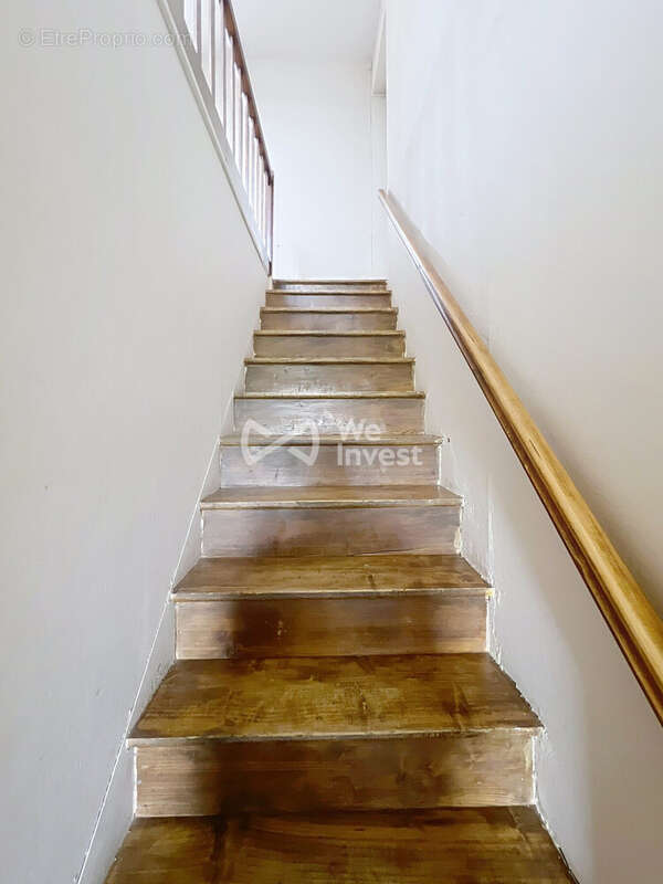 Escalier vers étage - Maison à SAINT-SAVIN