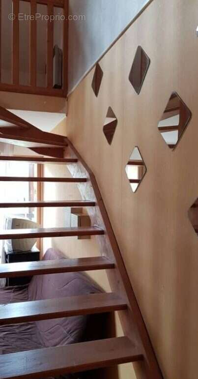 Escalier accès chambre étage  - Appartement à SEYNE