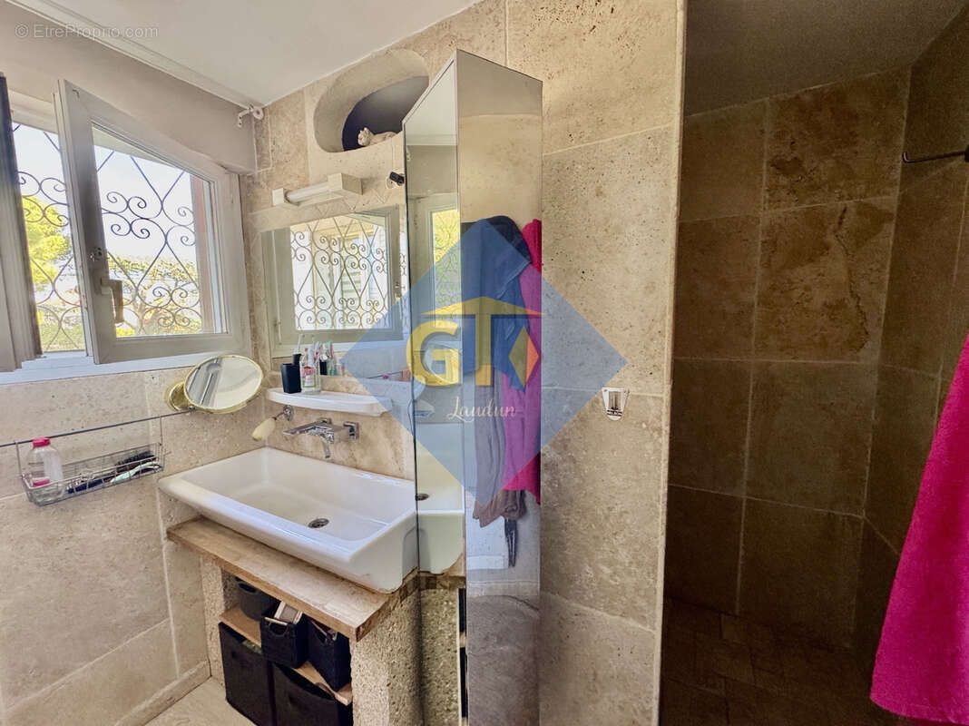 Maison à LAUDUN-L'ARDOISE