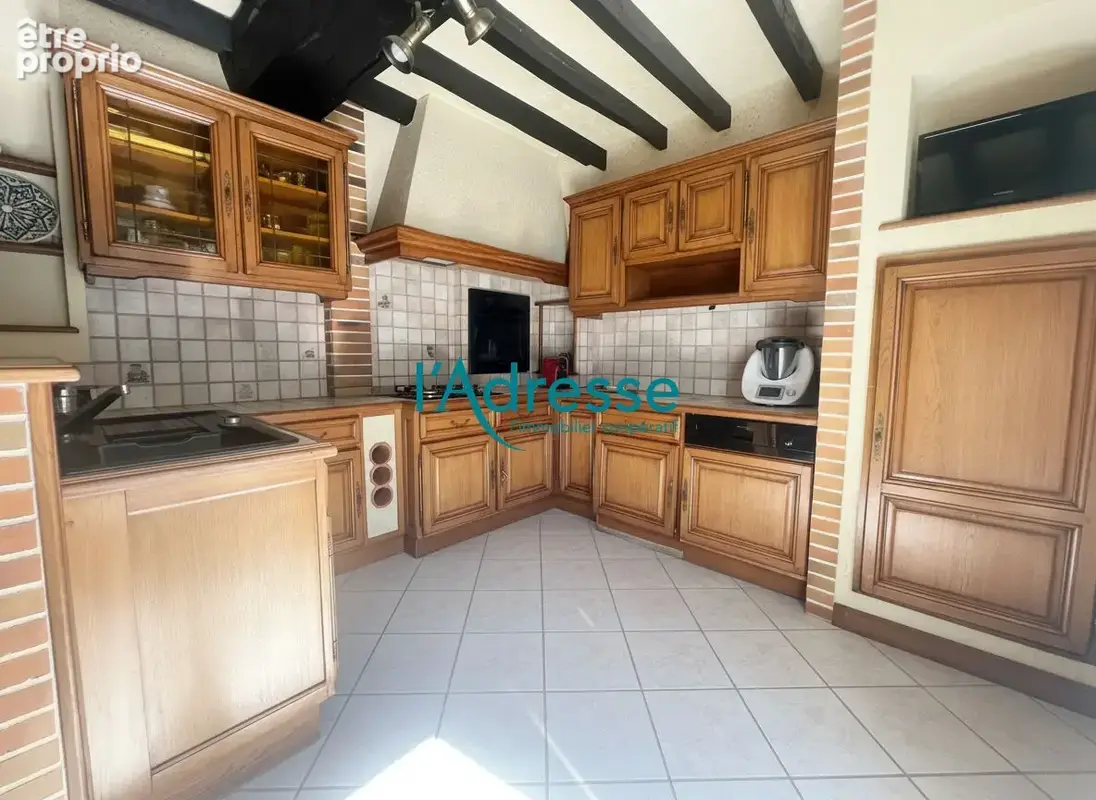 Maison familiale de 235 m² avec terrain arboré de 5 200 m² - photo 5