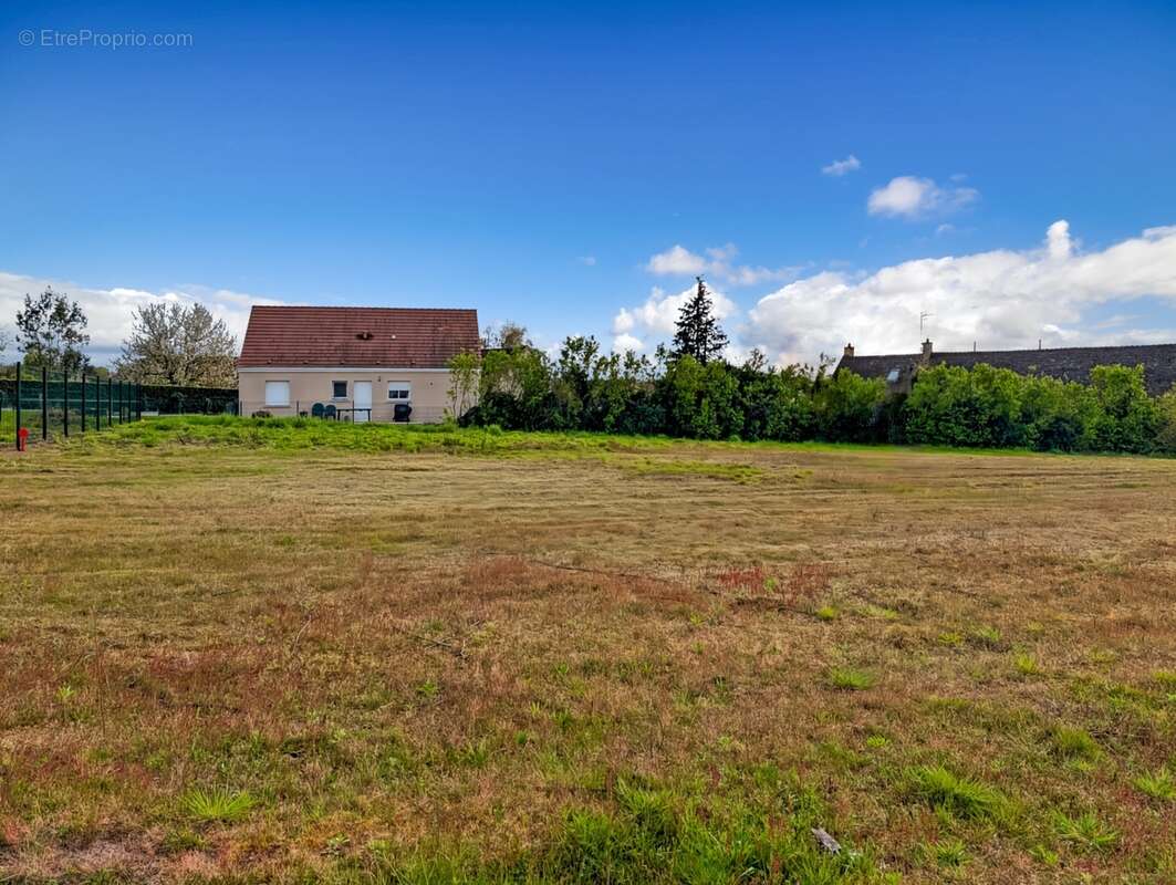 À vendre – Terrain constructible de 1 548 m² à Ouroux-sur-Saône (hors lotissement) - photo 2