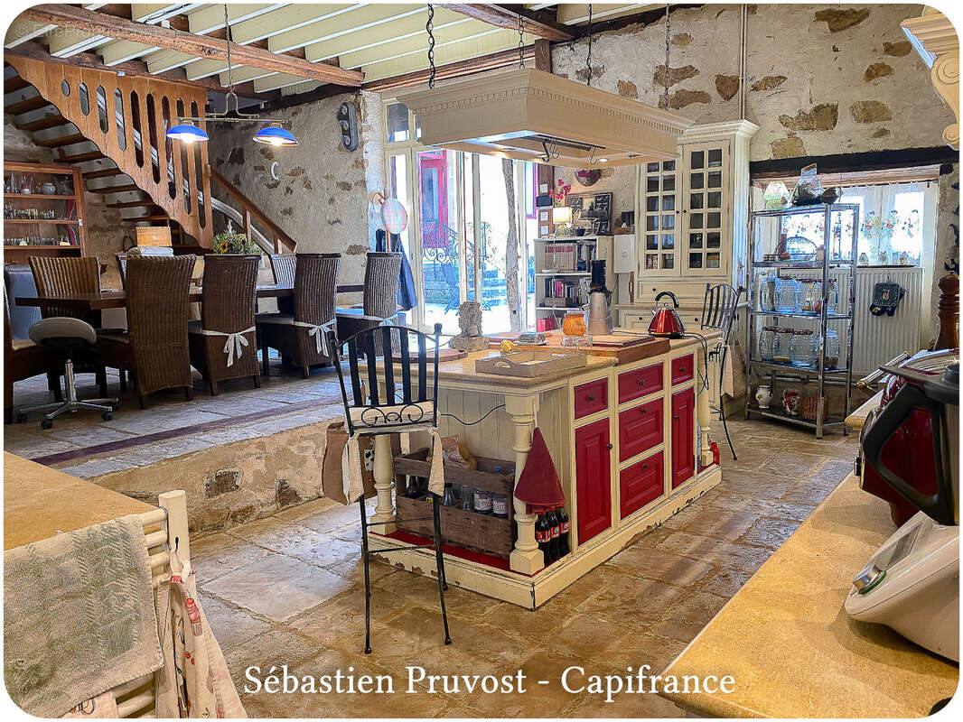 Dpt Dordogne (24), à vendre 11 pièces proche Thiviers (24) propriété de 325 m², terrain 22200 m², dépendance, piscine - photo 6