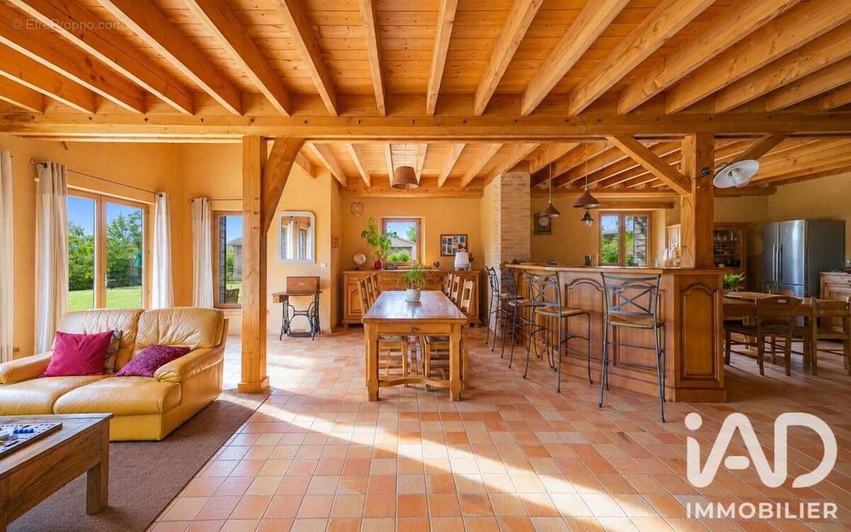 Maison 209 m² à Savigne-L'eveque  - photo 4