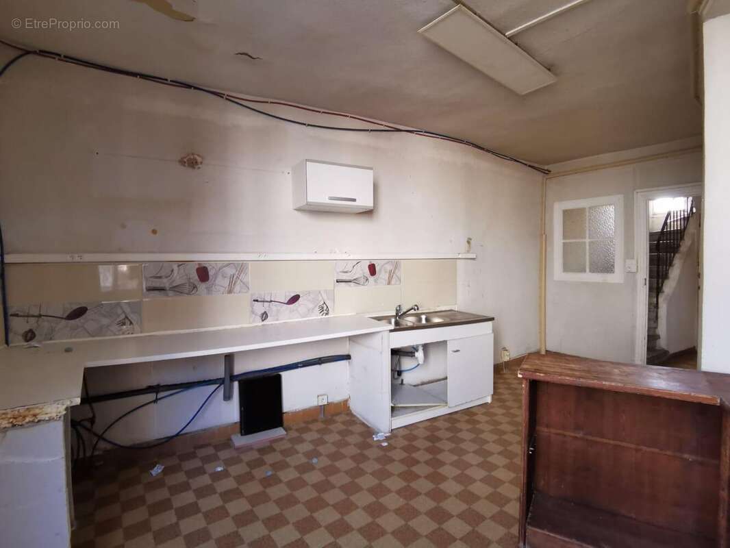   - Commerce à AUBENAS