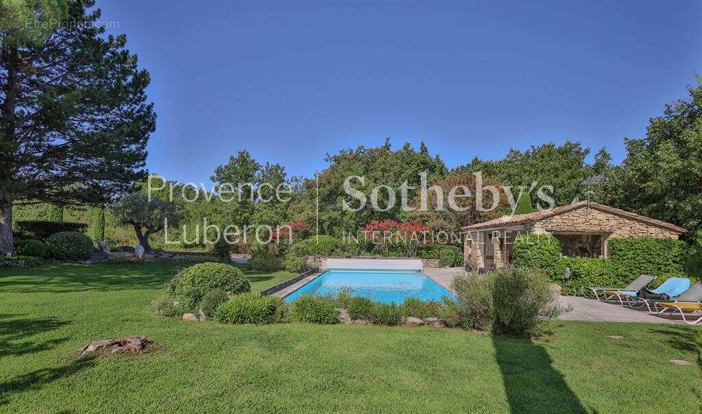 Propriété de charme avec vues sur Gordes, au cœur d’un écrin naturel - photo 3