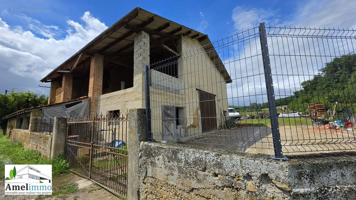 Hangar de 140m² pouvant être aménagé - Maison à MOISSIEU-SUR-DOLON