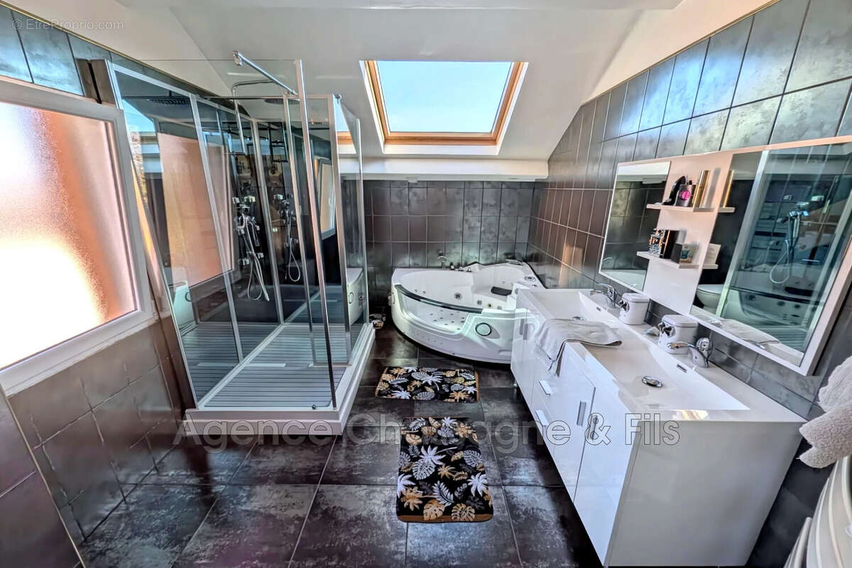 Maison à SAINT-PANTALEON-DE-LARCHE