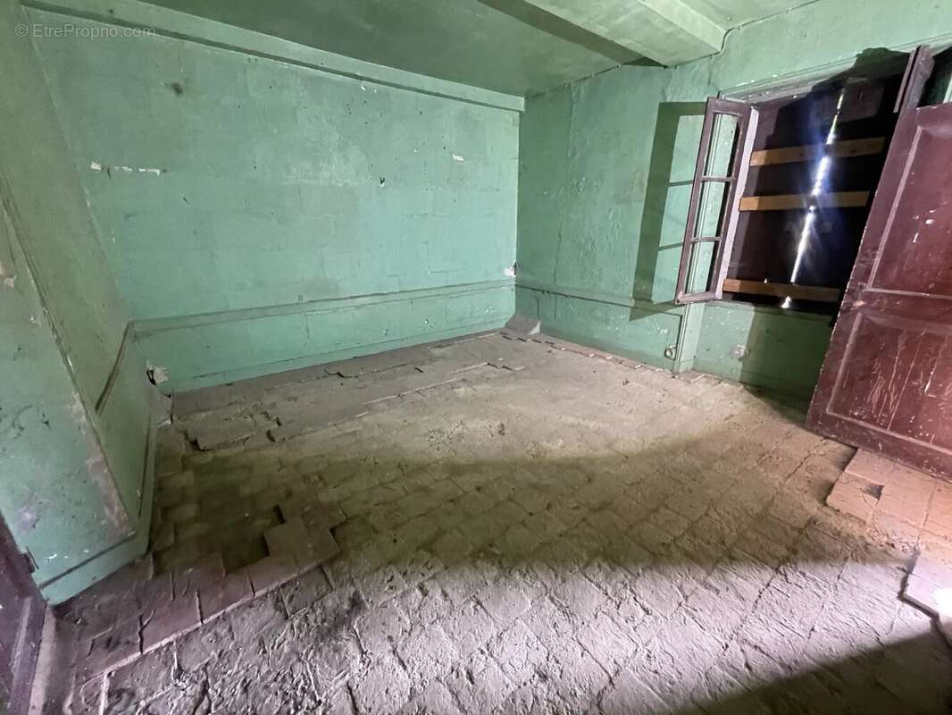 Maison en pierre à rénover entièrement - photo 3