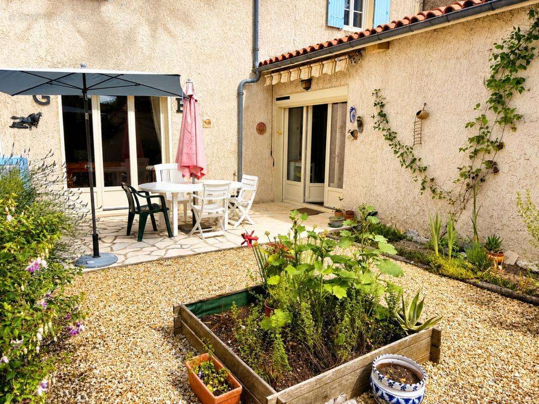 Maison 180 m² à Loulay  - photo 4