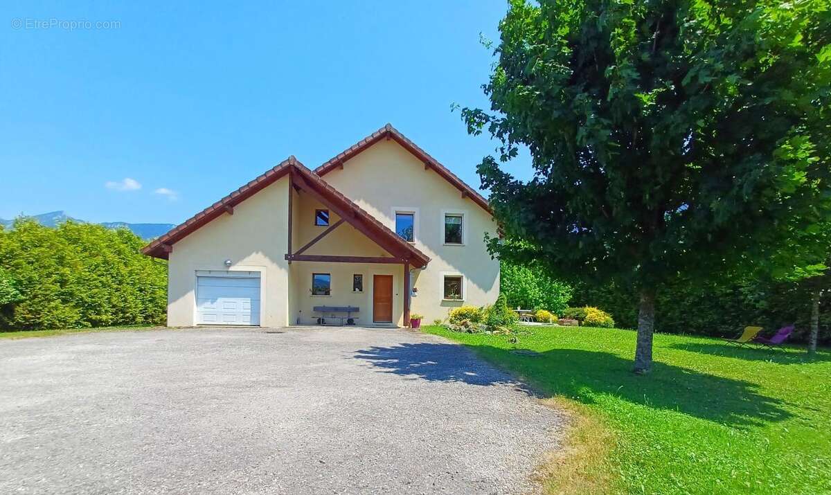 Maison à ENTRE-DEUX-GUIERS