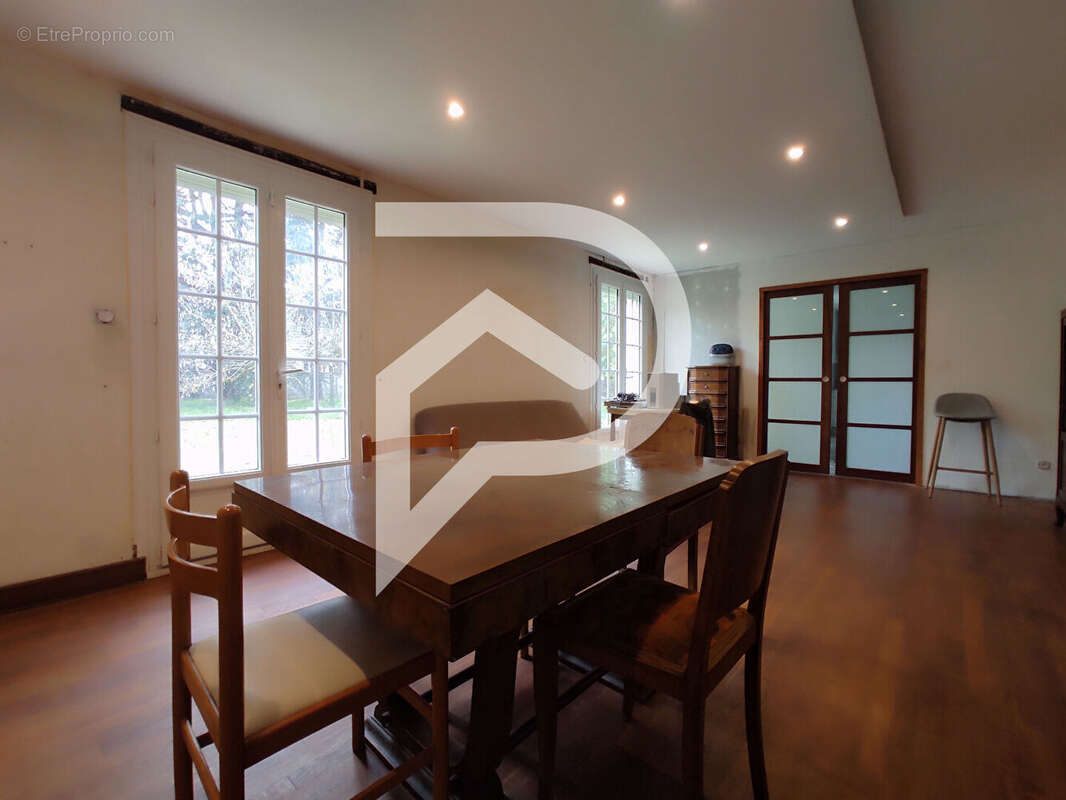 Maison à LES PEINTURES