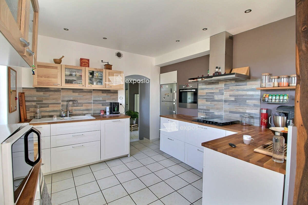 Maison à PRISSE-LA-CHARRIERE