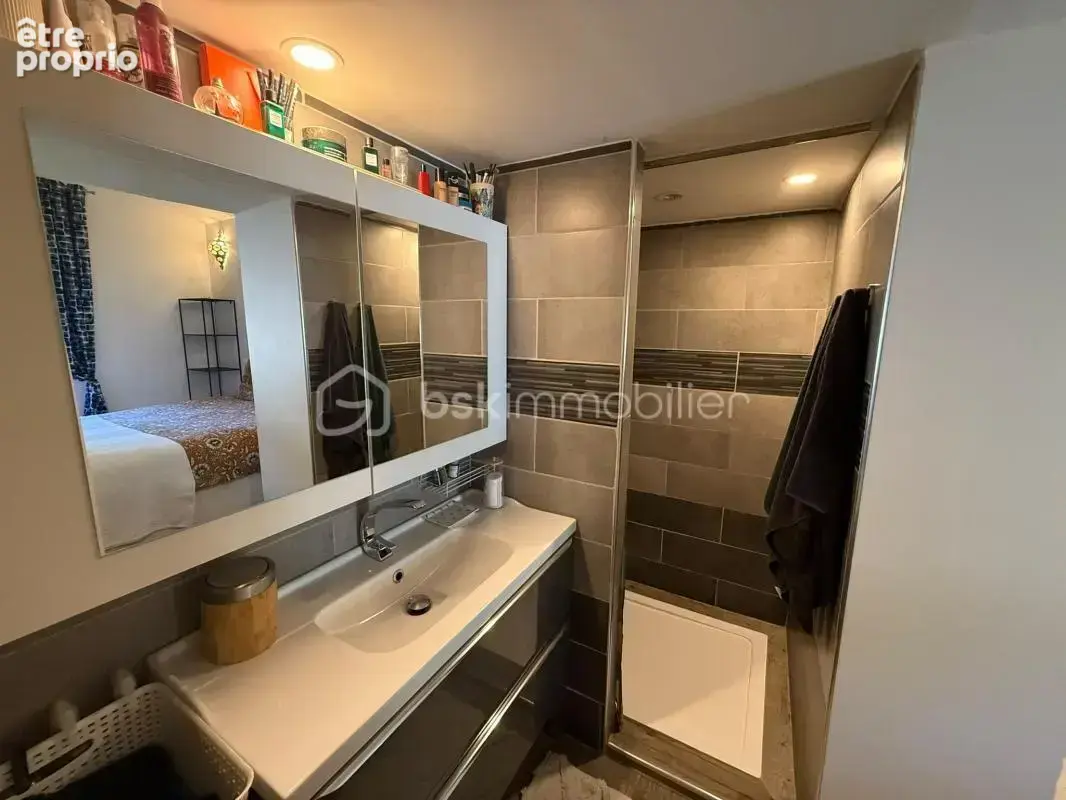 À Rocbaron (83136), superbe villa de plain-pied entièrement rénovée avec 3 chambres et grand terrain - photo 11