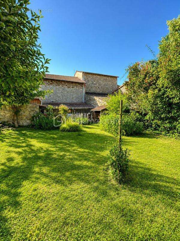 Maison de village avec terrain clos et arboré-Nombreuses dépendances - photo 2
