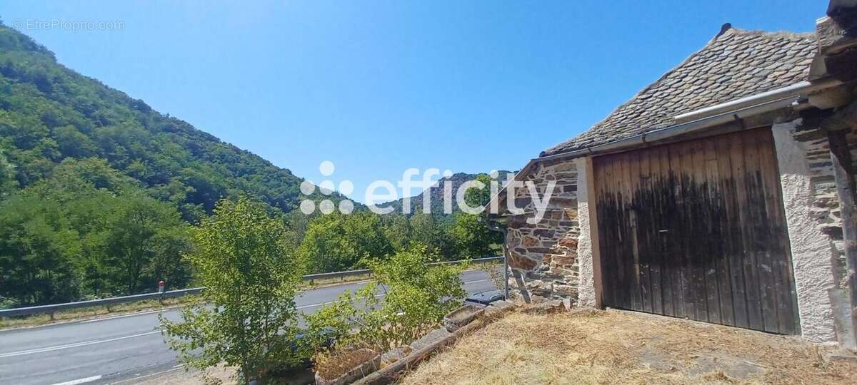 Maison 92 m² à Chaudes-Aigues  - photo 13