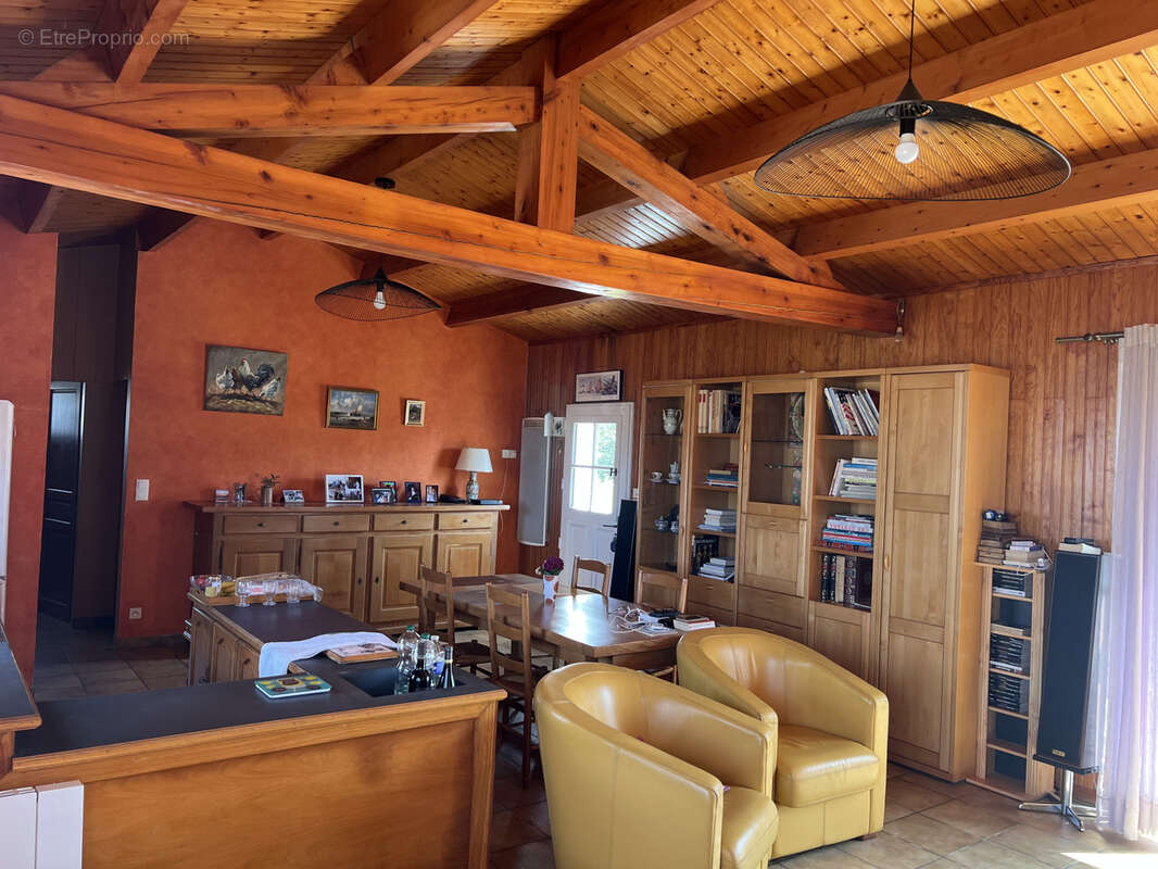 Maison à Ker Chauvineau, dans un chemin de terre, secteur très calme. - photo 4