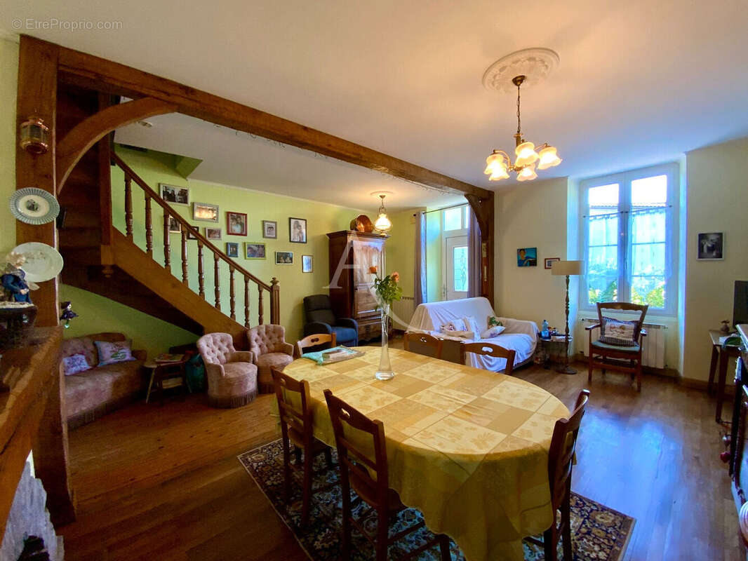 Maison à SAINT-GENIS-DE-SAINTONGE