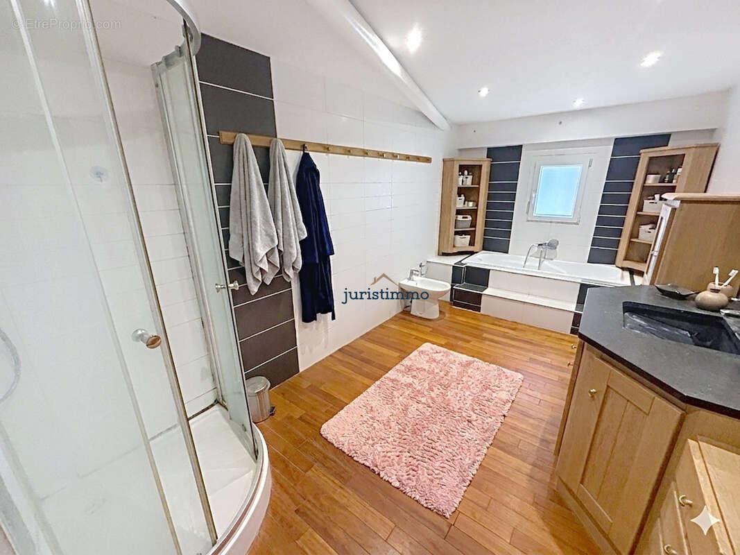 Appartement à CAMARET-SUR-AIGUES