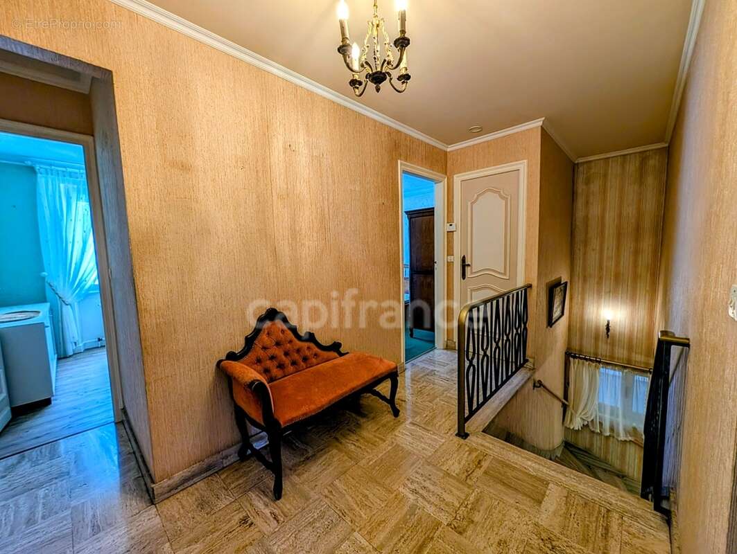Maison en impasse dans quartier résidentiel, rez de chaussée à aménager, grand garage, à GUIPAVAS (29) - photo 12