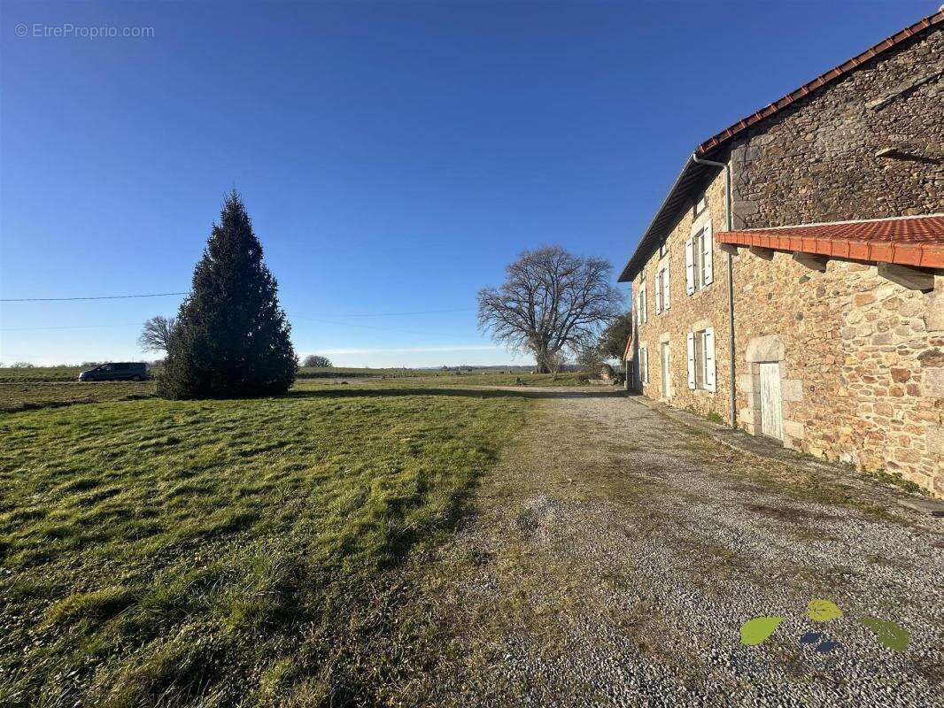 Maison à SAINT-LEONARD-DE-NOBLAT