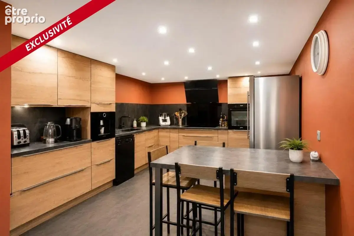 loft comprenant une cuisine, un salon, trois chambres, deux salle de bain, une terrasse et une piscine intérieure - photo 4