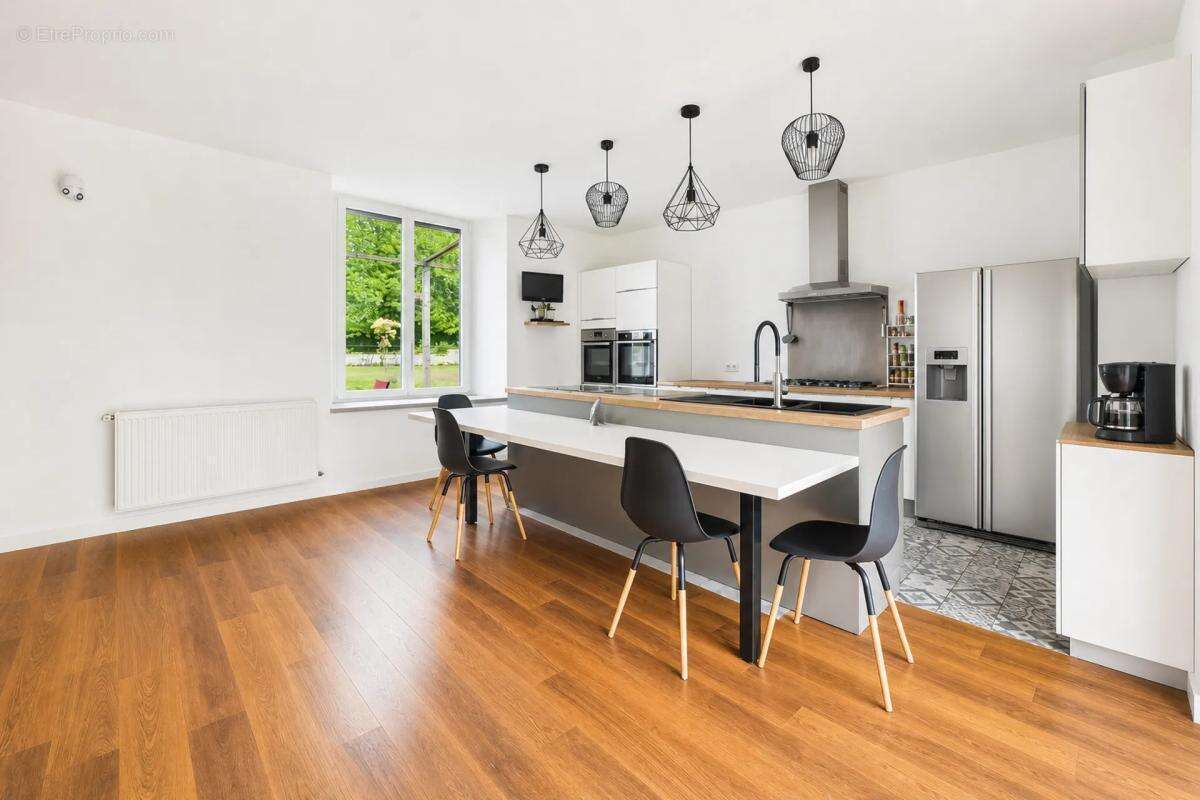 Maison à LA ROCHE-DERRIEN
