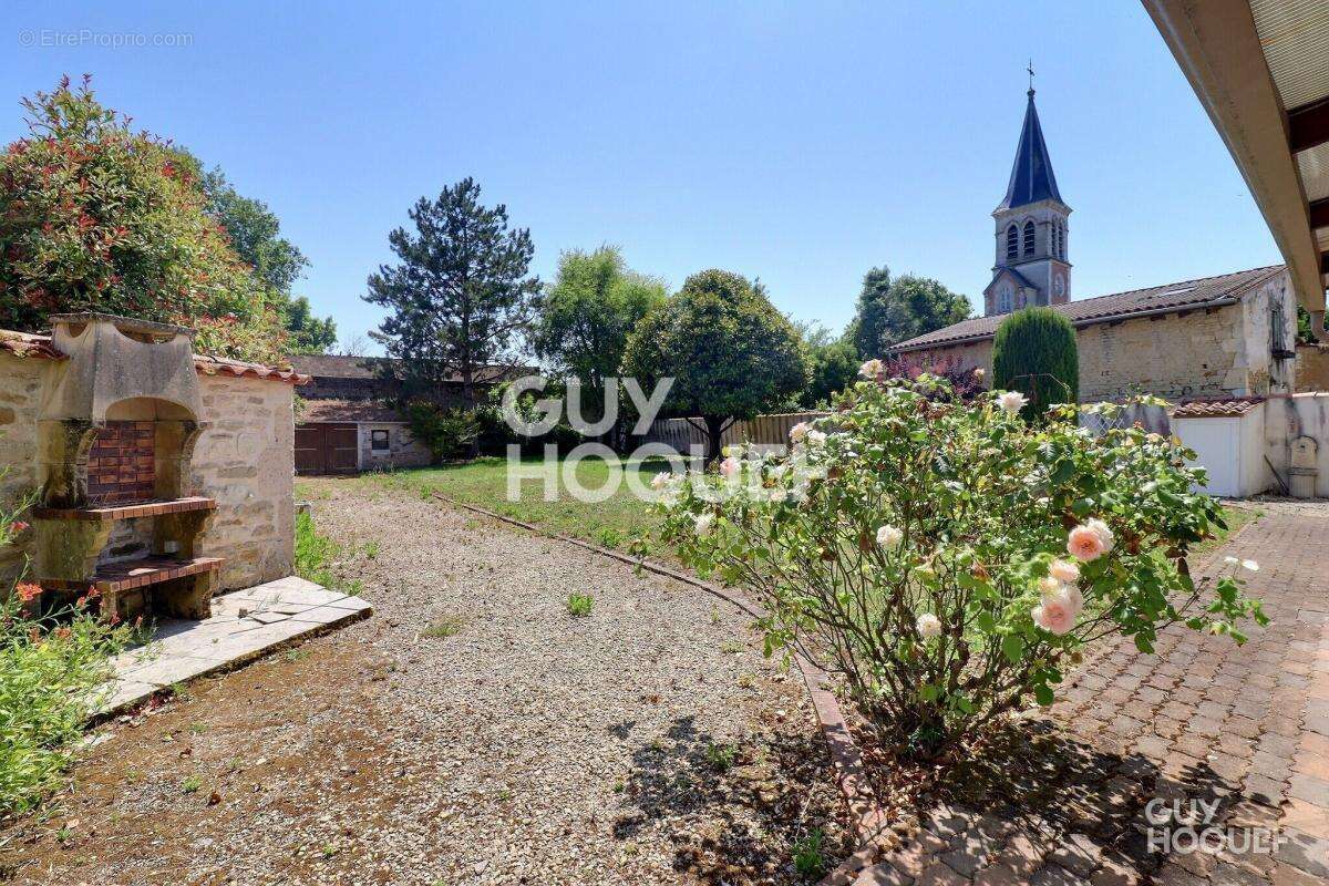 Maison à SAINT-GERMAIN-DE-MARENCENNES