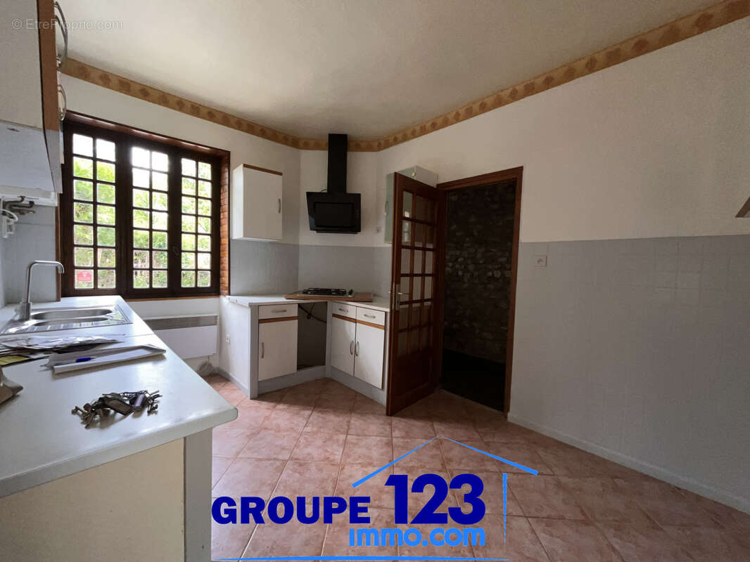 À VENDRE   Maison 3 pièces de 90 m2 à Laroche-Saint-Cydroine - photo 3