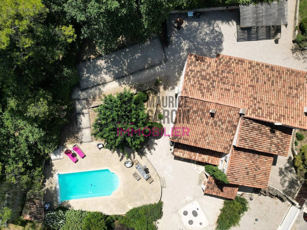 Maison à MENERBES