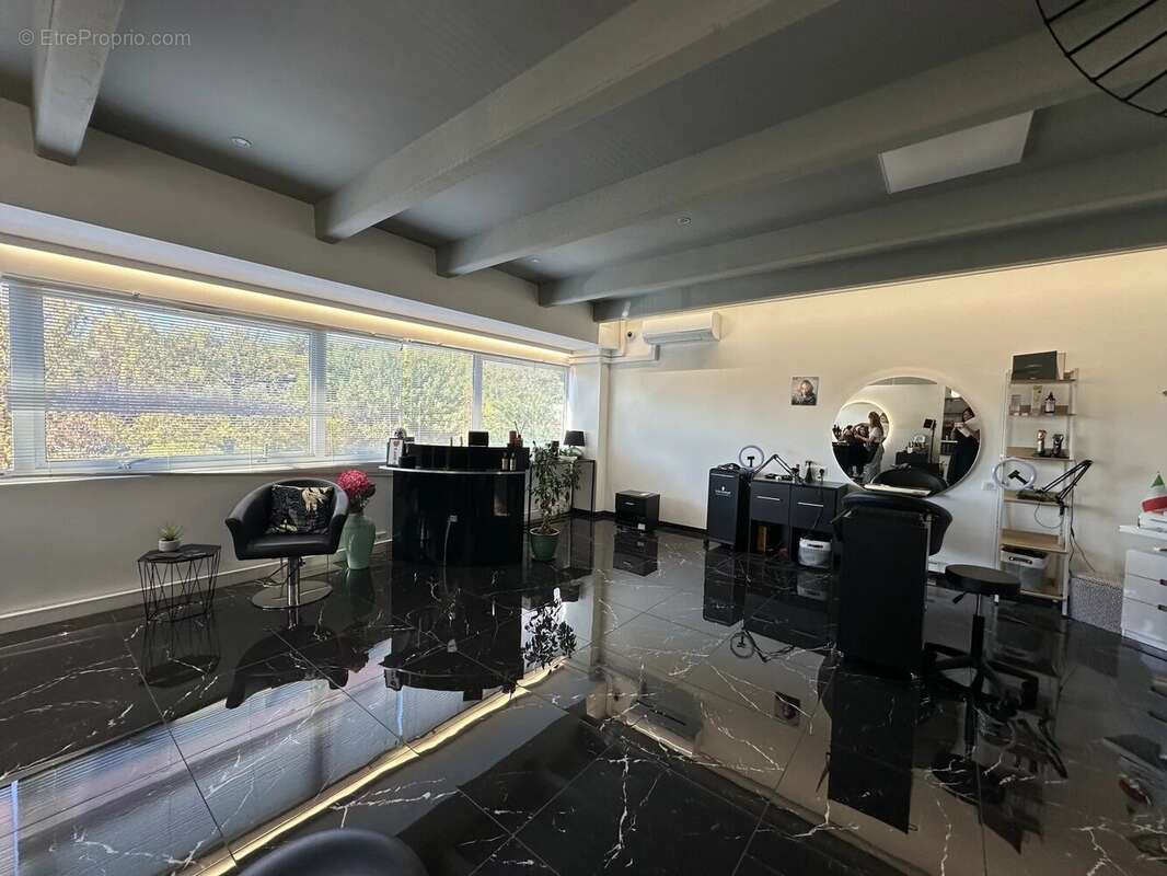 Commerce à LA GAUDE